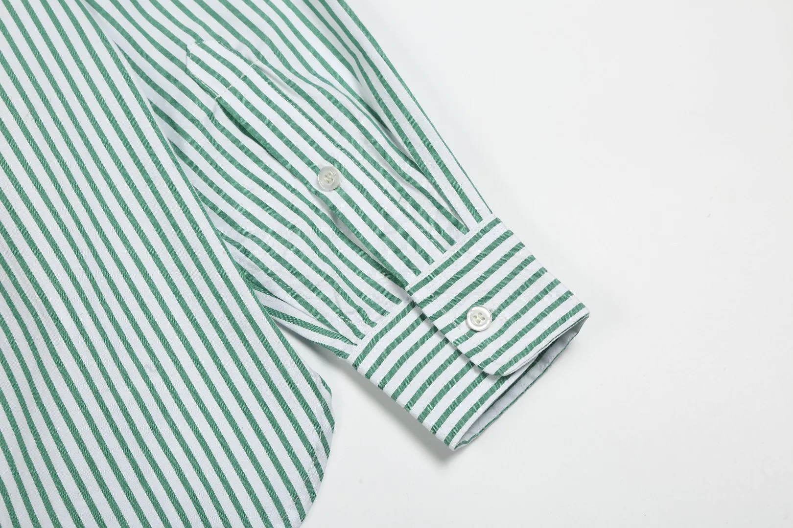 P250 White background picture [Popular new model] Style number: 25019# Color: red/green/blue Size: S to Custom dyed original pearlescent white buttons, large and small divisions, vertical eyelets ✅ - Special shaped chiffon foil is included in the collar door tube, not easy to deform and pull ✅ - RL three-color large and small vertical striped shirt, extraordinary isometric, cleverly matched stripes, diverse wear to stimulate self-expression, relaxed layering to play with the look of the four seasons